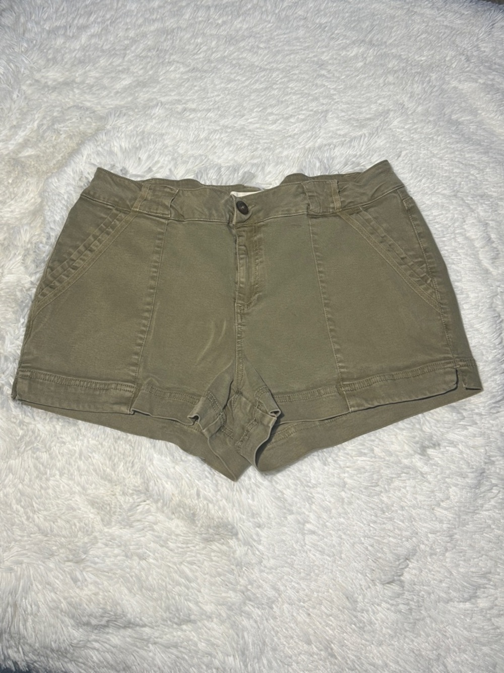 BKE Olive Low-Rise Bermuda Womens  Shorts Size 31